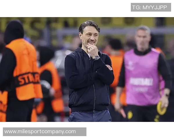 多特球员与教练对漏判点球提出质疑主裁回应拉扯轻微且无效