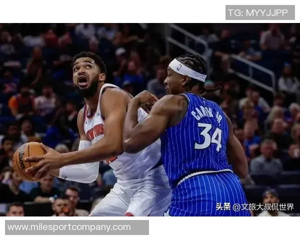 身材高挑的里斯身穿尼克斯配色大衣观战NBA绯闻男友小卡特为魔术出战